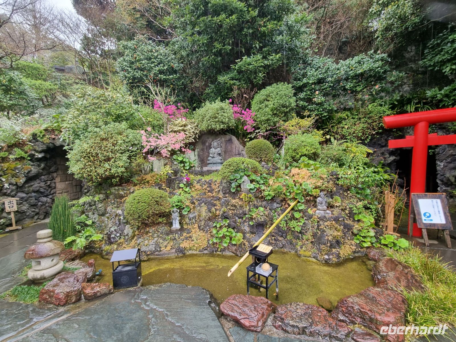Kamakura - Park unterhalb des Hasedera-Tempels (Eingang zu den Grotten)  &ndash; &copy; Katrin Deutschbein (Eberhardt TRAVEL)