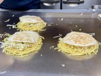 8. Tag: Abendprogramm in Hiroshima – „Japanische Pizza“ Okonomiyaki &ndash; &copy; Andreas Wolfsteller (Eberhardt TRAVEL)