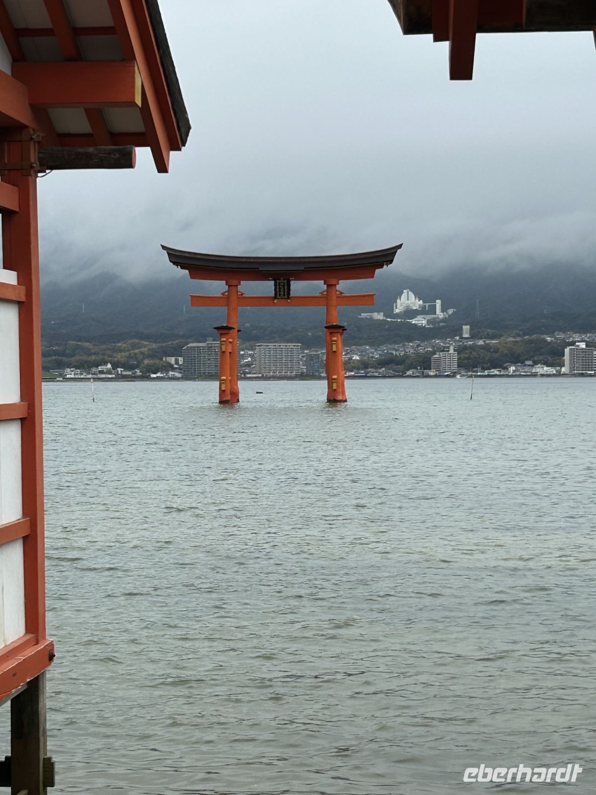 Itsukushima Schrein Tor &ndash; &copy; Mary Dobberkau (Eberhardt TRAVEL)