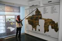 0112 Mahmoud erklärt die Mosaiklandkarte &ndash; &copy; Patrick Fritzsche (Eberhardt TRAVEL)