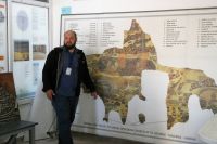Kareem erläutert das Mosaik &ndash; &copy; Gina Egenolf (Eberhardt TRAVEL)