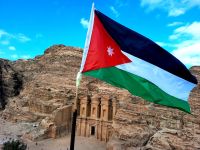 Petra mit Flagge.jpg &ndash; &copy; Annett Müller (Eberhardt TRAVEL)