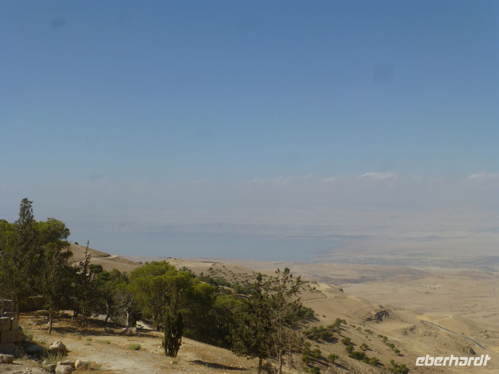 Der Blick, den Moses hinüber ins gelobte Land hatte und zum Toten Meer im Mittelgrund. &ndash; &copy; Vivian Kreft (Eberhardt TRAVEL)
