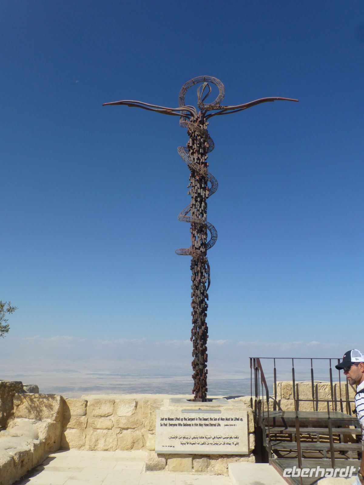 Das Kreuz, von einer Schlange umschlungen, steht als Symbole der Kreuzigung Jesu und für Moses und für die Verbindung des Neuen und Alten Testaments. &ndash; &copy; Vivian Kreft (Eberhardt TRAVEL)