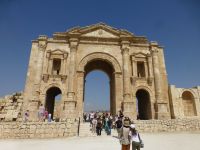 Jerash – der mächtige Triumphbogen, 129 n. Chr. zu Ehren Kaiser Hadrians errichtet. &ndash; &copy; Vivian Kreft (Eberhardt TRAVEL)