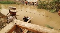 Jordanien, Taufe in Jordan gut bewacht... &ndash; &copy; Ria Heilmann (Eberhardt TRAVEL)