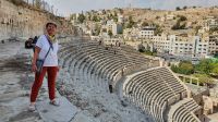 Jordanien, Amman, Ria im römischen Theater &ndash; &copy; Ria Heilmann (Eberhardt TRAVEL)