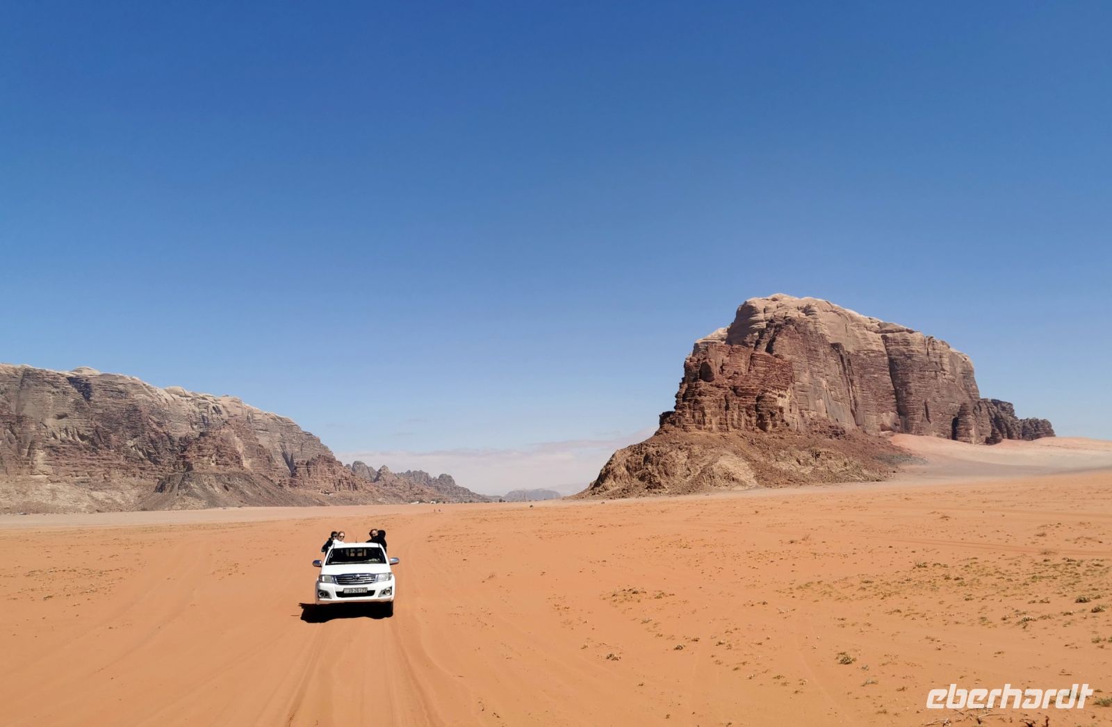 Wir schaukeln im Jeep durch das Wadi Rum &ndash; &copy; Simone Willner (Eberhardt TRAVEL)