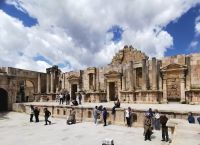 Amphitheaterbühne in der römischen Siedlung von Jersah &ndash; &copy; Simone Willner (Eberhardt TRAVEL)