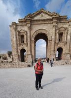 Jerash, RBG Ria vor dem Hadrianstor &ndash; &copy; Ria Heilmann (Eberhardt TRAVEL)