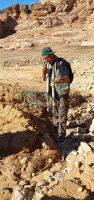 Hussein erklärt die Nutzung der wilden Melonen &ndash; &copy; Ria Heilmann (Eberhardt TRAVEL)
