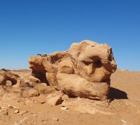 was soll das darstellen - Liegende mit großem Kopf ? &ndash; &copy; Ria Heilmann (Eberhardt TRAVEL)