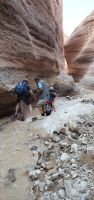 Helfer an der kniffeligen Stelle &ndash; &copy; Ria Heilmann (Eberhardt TRAVEL)