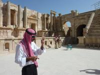 Unser Reiseleiter Mahmoud erläutert in Jerash - im Hintergrund Dudelsackspieler &ndash; &copy; Isabel Braksiek (Eberhardt TRAVEL)