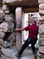 Herr Bönisch probiert sich an der Steintür &ndash; &copy; Patrick Fritzsche (Eberhardt TRAVEL)
