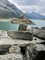 Inukshuk Bau 101 von 2 Damen erschaffen &ndash; &copy; Elisabeth Fox-Maerki (Eberhardt TRAVEL)