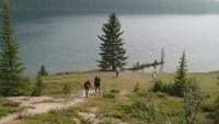 Stopp am Lake Minnewanka &ndash; &copy; Nicole Niendorf (Eberhardt TRAVEL)
