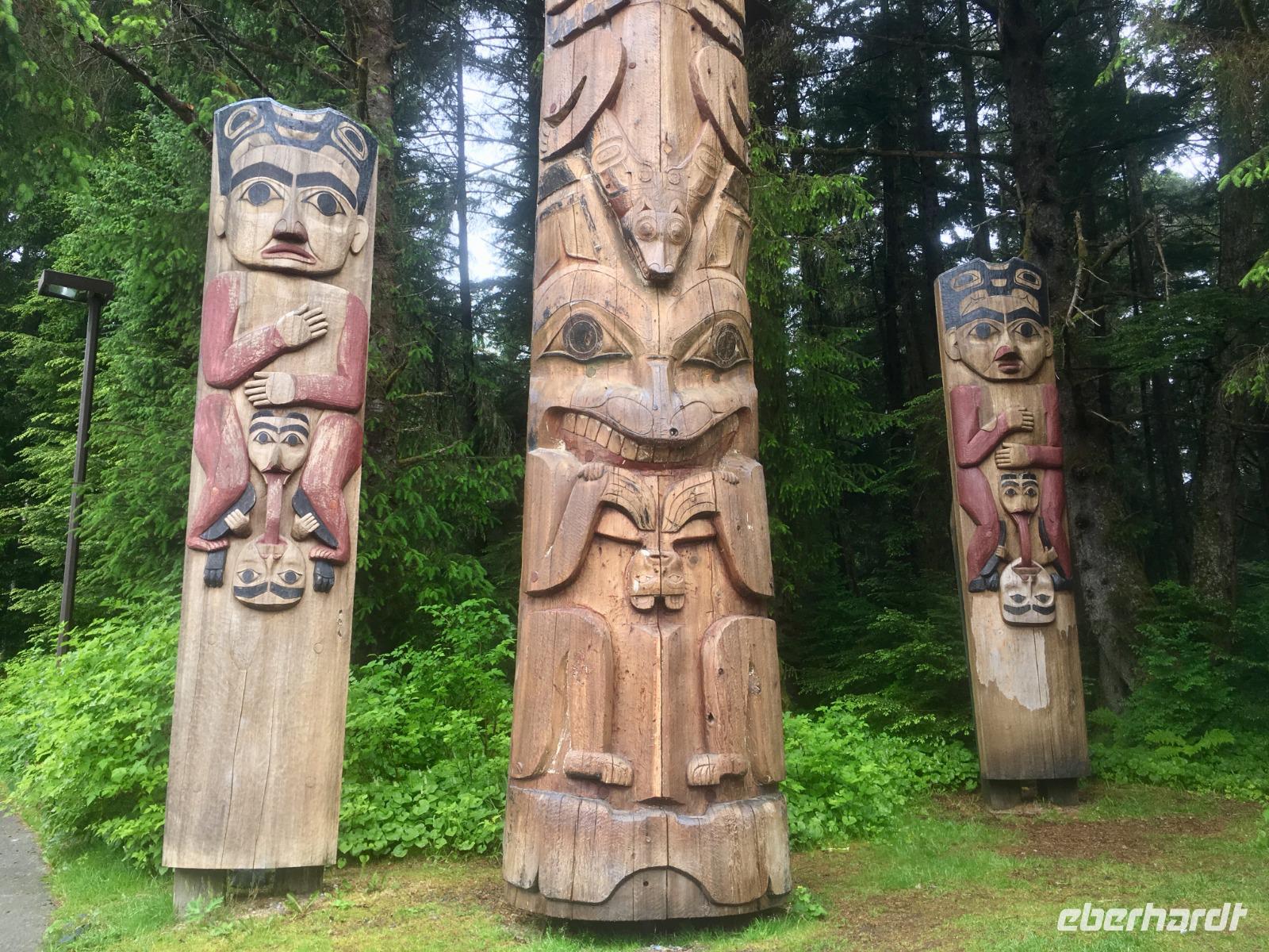 Tlingit Pfaehle &ndash; &copy; Elisabeth Fox-Maerki (Eberhardt TRAVEL)