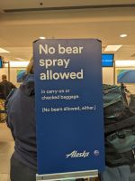 401. Alaskanischer Humor am Flughafen Anchorage, Alaska.jpg &ndash; &copy; Teresa Rumpel (Eberhardt TRAVEL)
