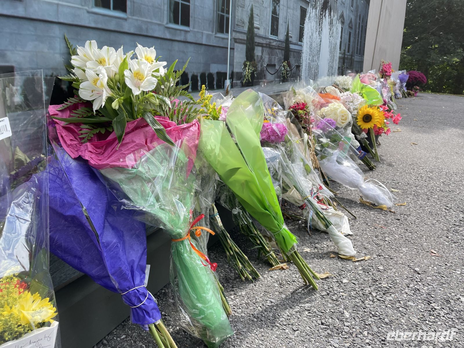 Zu Ehren der kürzlich verstorbenen Queen Elisabeth II. werden Blumen vor der Rideau Hall, dem Sitz des Generalgouverneurs, niedergelegt. &ndash; &copy; Dennis Teichmann (Eberhardt TRAVEL)