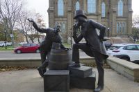 Charlottetown, John Hamilton Gray Statue &ndash; &copy; Frank Nimschowski (Eberhardt TRAVEL)