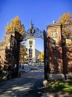 Einer der Eingänge auf dem Campus der Harvard Universität in Boston &ndash; &copy; Simone Willner (Eberhardt TRAVEL)