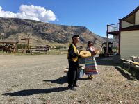 Die Bonaparte Sippe der Shushwap Nation stellt sich vor  &ndash; &copy; Elisabeth Fox-Maerki (Eberhardt TRAVEL)