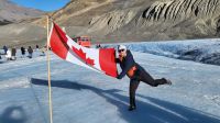 Singlereise Kanada - Reisebegleiterin Franzi auf dem Athabasca-Gletscher &ndash; &copy; Franziska Bergmann (Eberhardt TRAVEL)