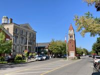 7. Reisetag – Von Toronto nach Niagara Falls – Spaziergang durch Niagara-on-the-Lake – Rathaus & Memorial Clock Tower &ndash; &copy; Andreas Wolfsteller (Eberhardt TRAVEL)
