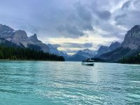 Maligne Lake und die Hall of Gods.jpeg &ndash; &copy; Birgit Kirchner (Eberhardt TRAVEL)