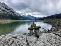 Ein Inukshuk bei Medicin Lake  &ndash; &copy; Elisabeth Fox-Maerki (Eberhardt TRAVEL)