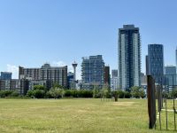 7. Tag – Ankunft im Westen – Fotostopp am Fort Calgary – Skyline von Calgary mit Calgary Tower  &ndash; &copy; Andreas Wolfsteller (Eberhardt TRAVEL)