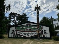 13. Tag – Fakultativer Ausflug nach Vancouver Island – Aufenthalt in Victoria – Langhaus und Totempfähle am Royal Museum of British Columbia &ndash; &copy; Andreas Wolfsteller (Eberhardt TRAVEL)