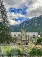 Das Parkgebaeude in Banff im Regen  &ndash; &copy; Elisabeth Fox-Maerki (Eberhardt TRAVEL)