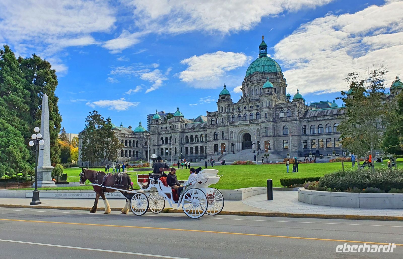 Pferdekutsche vorm Parlamentsgebäude in Victoria - Vancouver Island &ndash; &copy; Kristin Weigel (Eberhardt TRAVEL)