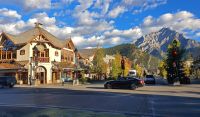 Banff Avenue &ndash; &copy; Kristin Weigel (Eberhardt TRAVEL)