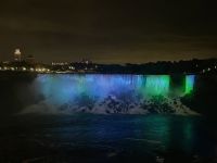 Beleuchtete Niagara Fälle &ndash; &copy; Leon Prinz (Eberhardt TRAVEL)