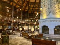 Eingangshalle Chateau Montebello &ndash; &copy; Elisabeth Fox-Maerki (Eberhardt TRAVEL)