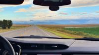 Fahrt durch die Prärie nach Waterton im Süden von Alberta