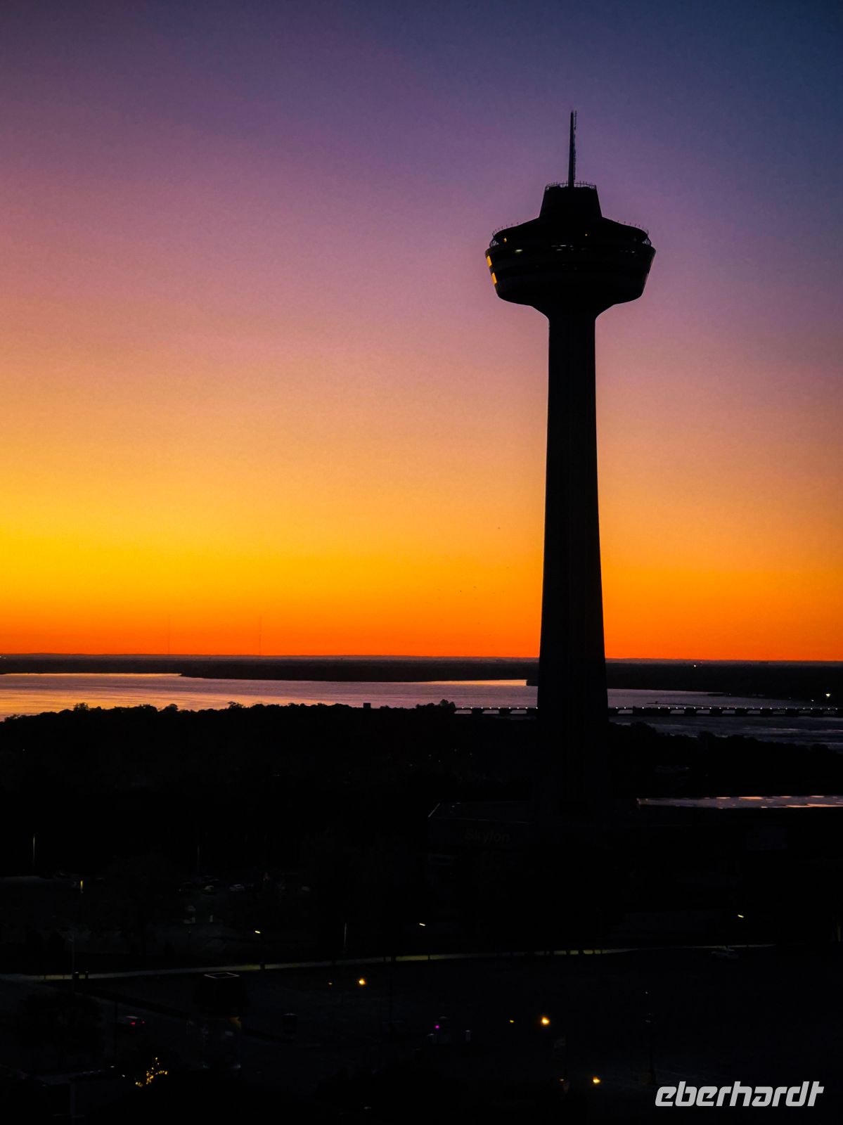 Sonnenaufgang über dem Skylon Tower - Niagara Kanada  &ndash; &copy; Marie Dittrich (Eberhardt TRAVEL)