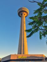 Skylon Tower an den Niagarafälle - Kanada  &ndash; &copy; Marie Dittrich (Eberhardt TRAVEL)