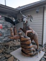 121) Holzfiguren vor dem Hotel in Smithers, Kanada