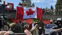 Vor dem Parlament von Victoria - Premierminister von British Columbia David Eby &ndash; &copy; Jacob Spangenberg (Eberhardt TRAVEL)