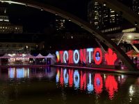 5. Tag: Abendspaziergang durch Toronto – Neues Rathaus bei Nacht &ndash; &copy; Andreas Wolfsteller (Eberhardt TRAVEL)