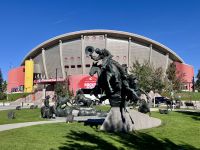 8. Tag: Toronto bis Banff – Stadtrundfahrt in Calgary – Saddledome Arena & Skulptur „By the Banks of the Bow“ &ndash; &copy; Andreas Wolfsteller (Eberhardt TRAVEL)
