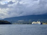 17. Tag: Stadtrundfahrt Vancouver – Kreuzfahrtschiff bei der Fahrt durch die Lions Gate Bridge &ndash; &copy; Andreas Wolfsteller (Eberhardt TRAVEL)