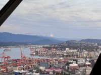 18. Tag: Abschiedsabend in Vancouver – Aussicht vom Drehrestaurant – Der Mond erscheint hinter den Bergen &ndash; &copy; Andreas Wolfsteller (Eberhardt TRAVEL)