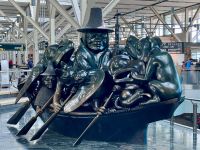 19. Tag: Abschied von Vancouver – Skulptur „The Spirit of Haida Gwaii: The Jade Canoe“ von Bill Reid auf dem Flughafen &ndash; &copy; Andreas Wolfsteller (Eberhardt TRAVEL)