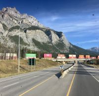 Ein Zug überquert die HWY no 1 