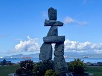 Inukshuk vor den wartenden Frachter